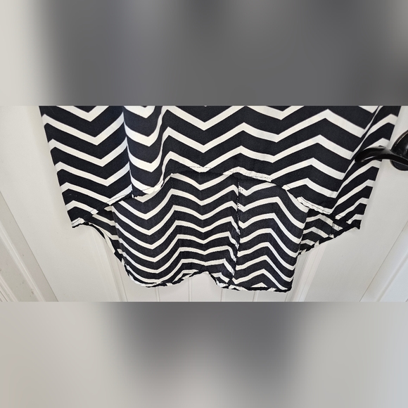 [Indulge GogoApperal] High Low Midi Dress 《M》 Chevron/Black &… - Picture 6 of 12